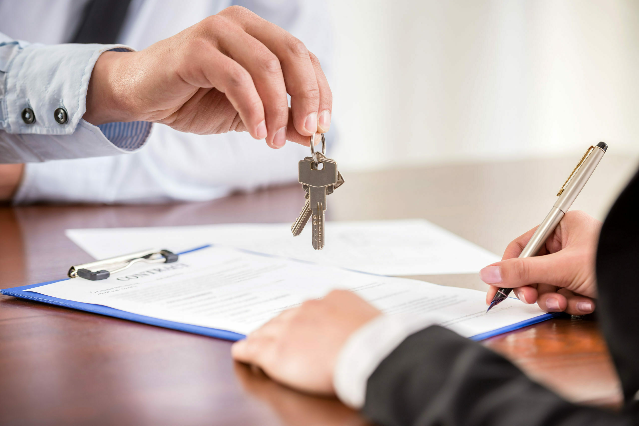 Closing on a House: What to Expect and Closing Day Tips